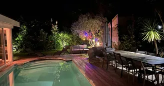 10. salon exterieur de nuit