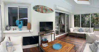 18. photo pano airbnb salon planche surf top