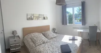 20. chambre 5 ponton pano bureau lits faits serv 2023