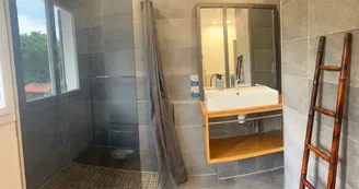 23. douche italienne lavabo pano